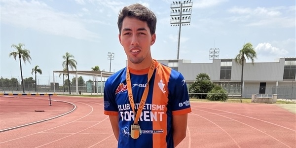 El jove atleta picanyer Carlos Fernandez De Cordoba Martínez s'alça amb la medalla d'or en 400 metres tanques