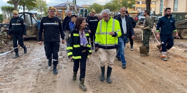 La ministra Margarita Robles visità Picanya per a conèixer de primera mà les terribles conseqüències de la DANA