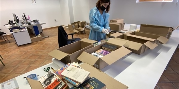 Intens treball per a recuperar i reorganitzar els 10.000 llibres de la Biblioteca